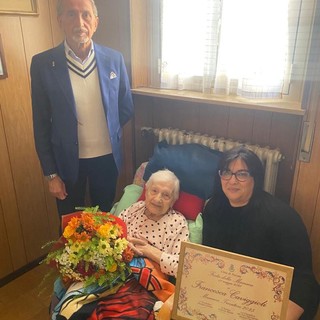 Francesca Caviggioli, 103 anni, omaggiata come mamma più anziana di Trecate