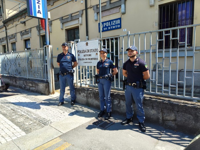 Arona, perde la borsa durante il viaggio: la Polizia di Stato la ritrova e gliela restituisce Arona, perde la borsa durante il viaggio: la Polizia di Stato la ritrova e gliela restituisce