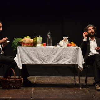 Teatro e riflessione: a San Maurizio d’Opaglio va in scena Il Pelo nell’Uovo