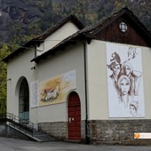 La partenza della funivia a Goglio sulla quale spiccano i dipinti di Angelo Del devero