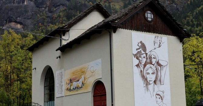 La partenza della funivia a Goglio sulla quale spiccano i dipinti di Angelo Del devero
