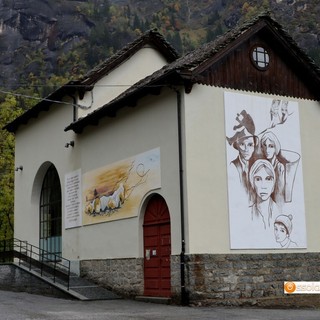 La partenza della funivia a Goglio sulla quale spiccano i dipinti di Angelo Del devero