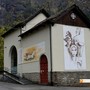 La partenza della funivia a Goglio sulla quale spiccano i dipinti di Angelo Del devero La partenza della funivia a Goglio sulla quale spiccano i dipinti di Angelo Del devero