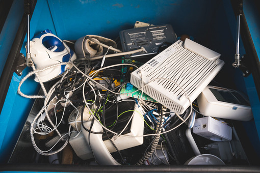 Piccoli rifiuti elettronici, il Piemonte guida la classifica: quasi tutti i negozi garantiscono il conferimento gratuito