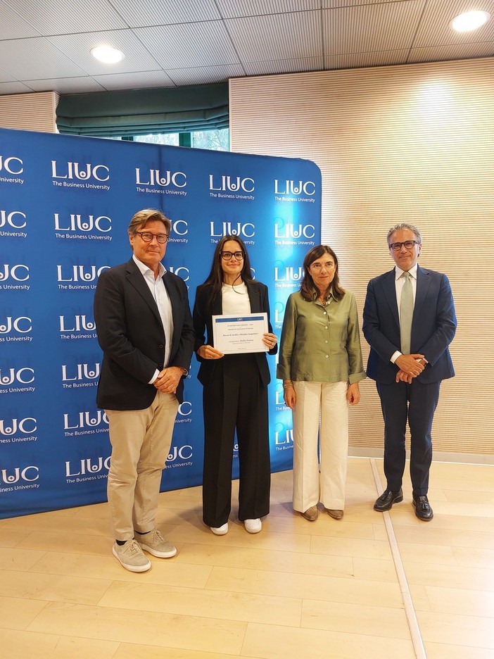 Giulia Grasso tra gli studenti premiati dalla Liuc Giulia Grasso tra gli studenti premiati dalla Liuc