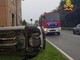 Borgomanero: veicolo colpisce il muro di una casa e si ribalta