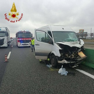 Incidente in A4 a Vicolungo: ferito il conducente di un autofurgone