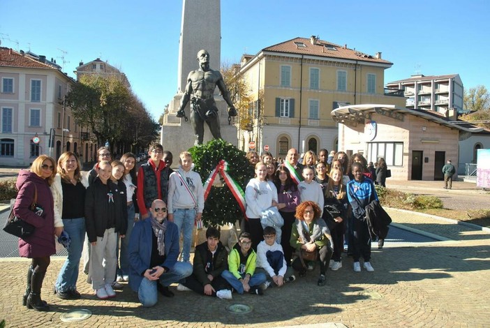 Gli studenti celebrano il 4 Novembre: una giornata di memoria, pace e gratitudine Gli studenti celebrano il 4 Novembre: una giornata di memoria, pace e gratitudine
