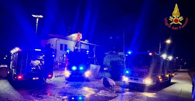 Incendio ad un camino a Oleggio, intervengono i vigili del fuoco