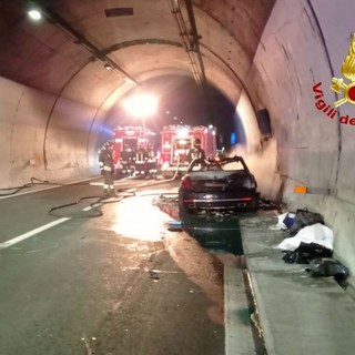 Auto in fiamme sull’A26, chiusi due tratti autostradali