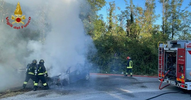 Auto in fiamme sul ponte del Ticino a San Martino di Trecate Auto in fiamme sul ponte del Ticino a San Martino di Trecate