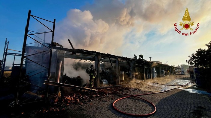 Tornaco, incendio in un'azienda di stoccaggio rifiuti