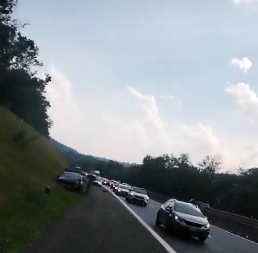 Incidente in autostrada, auto si ribalta in mezzo alla carreggiata Incidente in autostrada, auto si ribalta in mezzo alla carreggiata