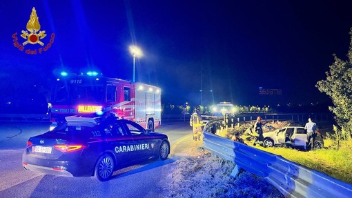 Cameri, auto fuori strada sulla statale 32: quattro persone salvate dai vigili del fuoco