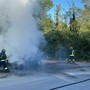 Auto in fiamme sul ponte del Ticino a San Martino di Trecate