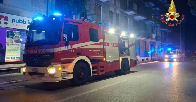 Novara, pentolino in fiamme nella notte: evacuati due adulti e quattro bambini Novara, pentolino in fiamme nella notte: evacuati due adulti e quattro bambini