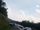 Incidente in autostrada, auto si ribalta in mezzo alla carreggiata