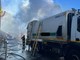 Novara, incendio in via Fauser: camion dei rifiuti in fiamme, intervengono i Vigili del Fuoco