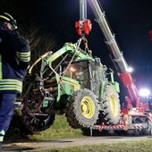Trattore si ribalta a Dormelletto, intervento dei Vigili del Fuoco