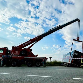 Trecate, autoarticolato esce di strada sulla SS11 e rimane in bilico: nessun ferito