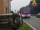 Borgomanero: veicolo colpisce il muro di una casa e si ribalta