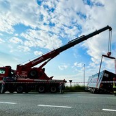 Trecate, autoarticolato esce di strada sulla SS11 e rimane in bilico: nessun ferito Trecate, autoarticolato esce di strada sulla SS11 e rimane in bilico: nessun ferito