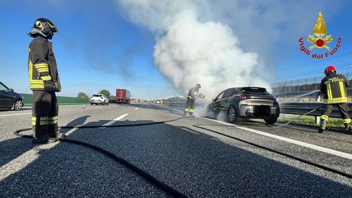 Incendio auto in A4, intervento dei Vigili del Fuoco di Novara