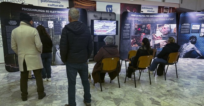 Grande partecipazione alla mostra del Comitato dei Cittadini per i Diritti Umani Grande partecipazione alla mostra del Comitato dei Cittadini per i Diritti Umani