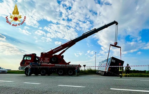 Trecate, autoarticolato esce di strada sulla SS11 e rimane in bilico: nessun ferito