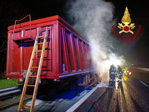 Camion prende fuoco sulla A26