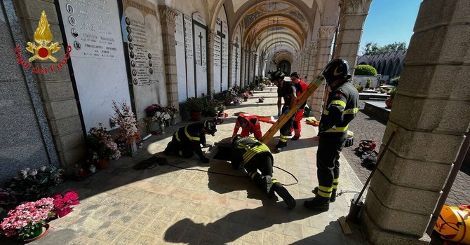 Cade in un loculo al cimitero di Fara Novarese, soccorso dai vigili del fuoco