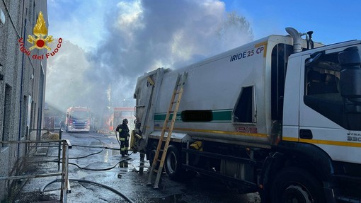 Novara, incendio in via Fauser: camion dei rifiuti in fiamme, intervengono i Vigili del Fuoco