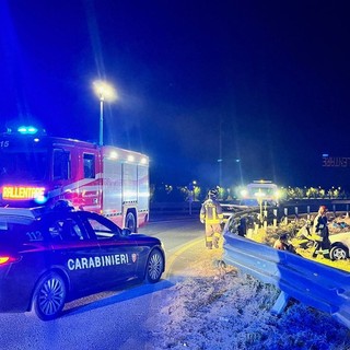 Cameri, auto fuori strada sulla statale 32: quattro persone salvate dai vigili del fuoco