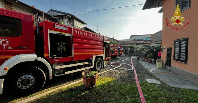 Oleggio, camper in fiamme sotto una tettoia: incendio coinvolge anche un garage