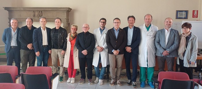 Borgomanero, donata una piattaforma laser all’ospedale Santissima Trinità grazie ai Lions