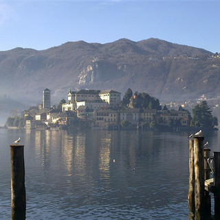 Sull'isola di San Giulio un incontro con la scrittrice Antonella Angelillo