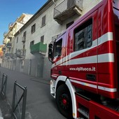 Incendio in una cantina a Novara, intervento dei Vigili del Fuoco in corso Trieste