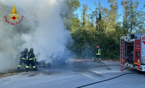 Auto in fiamme sul ponte del Ticino a San Martino di Trecate