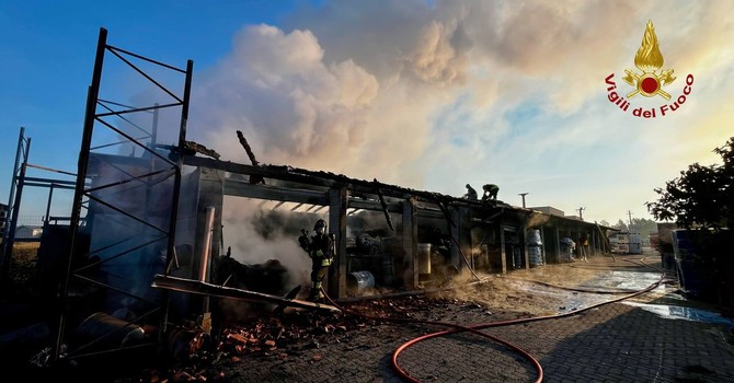 Tornaco, incendio in un'azienda di stoccaggio rifiuti