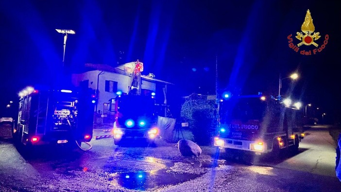 Incendio ad un camino a Oleggio, intervengono i vigili del fuoco