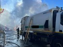 Novara, incendio in via Fauser: camion dei rifiuti in fiamme, intervengono i Vigili del Fuoco