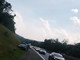 Incidente in autostrada, auto si ribalta in mezzo alla carreggiata