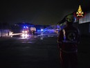 Intervento dei vigili del fuoco per domare un incendio di un capannone a Borgomanero