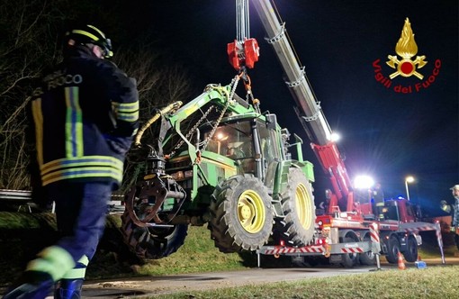 Trattore si ribalta a Dormelletto, intervento dei Vigili del Fuoco