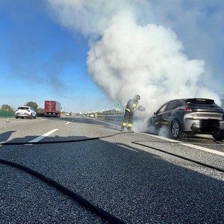 Incendio auto in A4, intervento dei Vigili del Fuoco di Novara