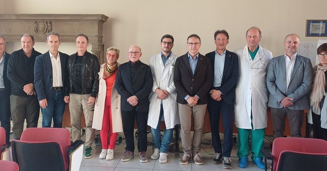 Borgomanero, donata una piattaforma laser all’ospedale Santissima Trinità grazie ai Lions