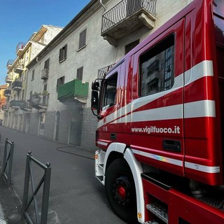 Incendio in una cantina a Novara, intervento dei Vigili del Fuoco in corso Trieste