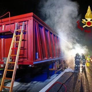 Camion prende fuoco sulla A26
