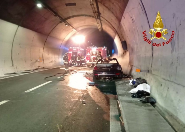 Auto in fiamme sull’A26, chiusi due tratti autostradali Auto in fiamme sull’A26, chiusi due tratti autostradali