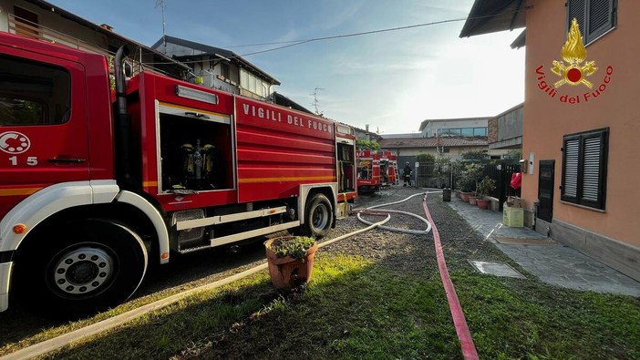 Oleggio, camper in fiamme sotto una tettoia: incendio coinvolge anche un garage